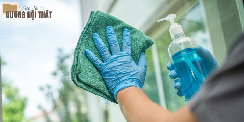 Sử dụng nước lau kính để vệ sinh
