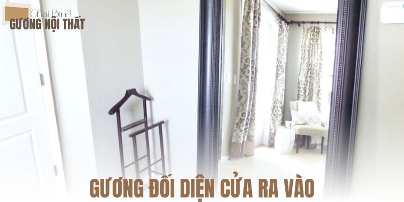 Gương đối diện cửa ra vào
