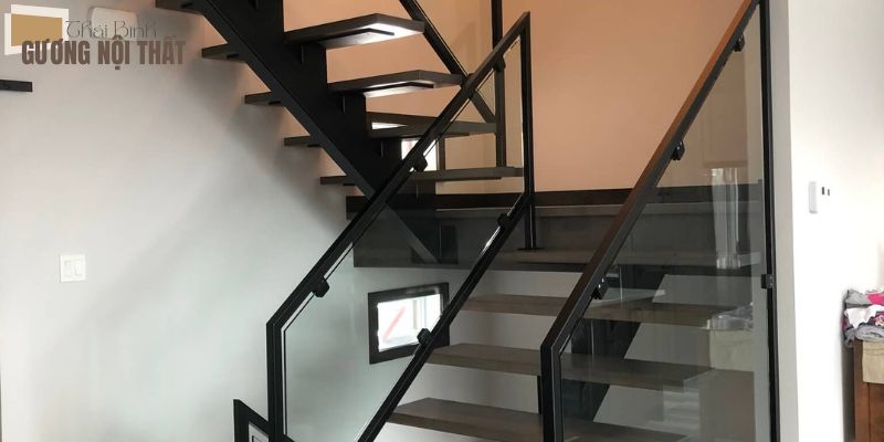 Lan can kính cầu thang - sự kết hợp hoàn hảo giữa thẩm mĩ và an toàn