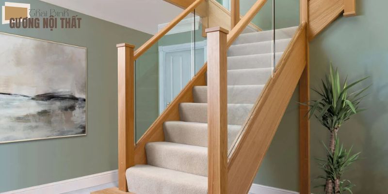 Ứng dụng của lan can kính tay vịn gỗ với từng không gian