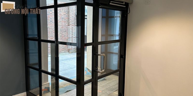 Cửa nhôm kính mở quay kết hợp vách kính cố định