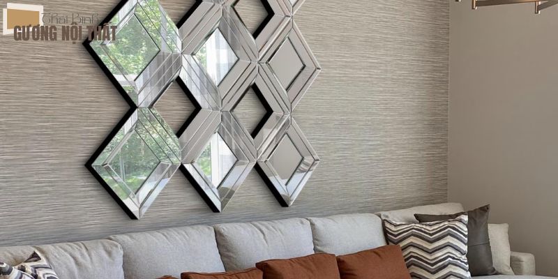 Gương ghép hình thoi trên tường phòng khách