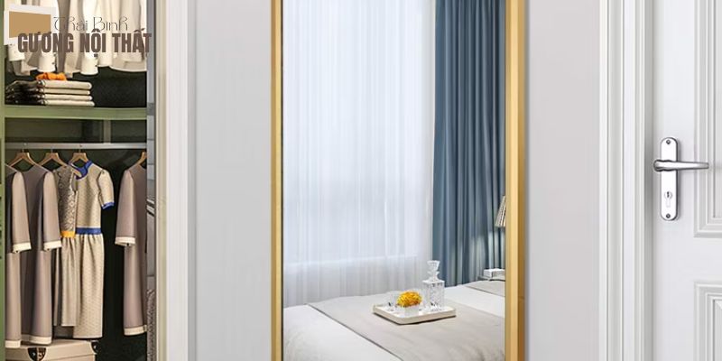 Gương đứng kim loại trong phòng thay đồ