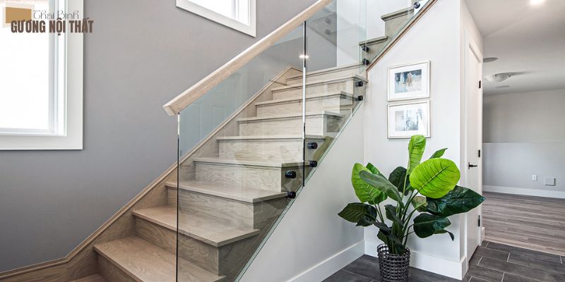 Lan can kính tay vịn gỗ