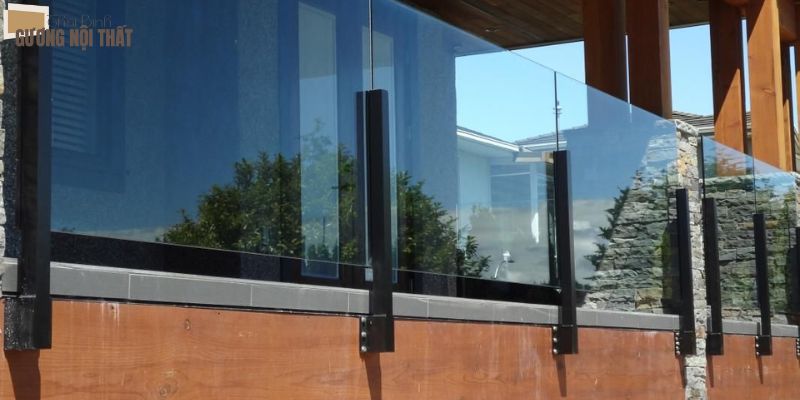 Lan can kính kết hợp với chân trụ inox