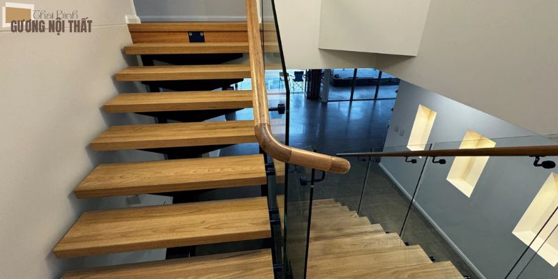Lan can kính tay vịn gỗ với cầu thang trong nhà