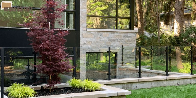 Ưu điểm của lan can kính ngoài trời