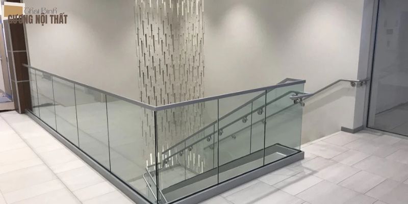 Ưu điểm vượt trội của lan can kính inox